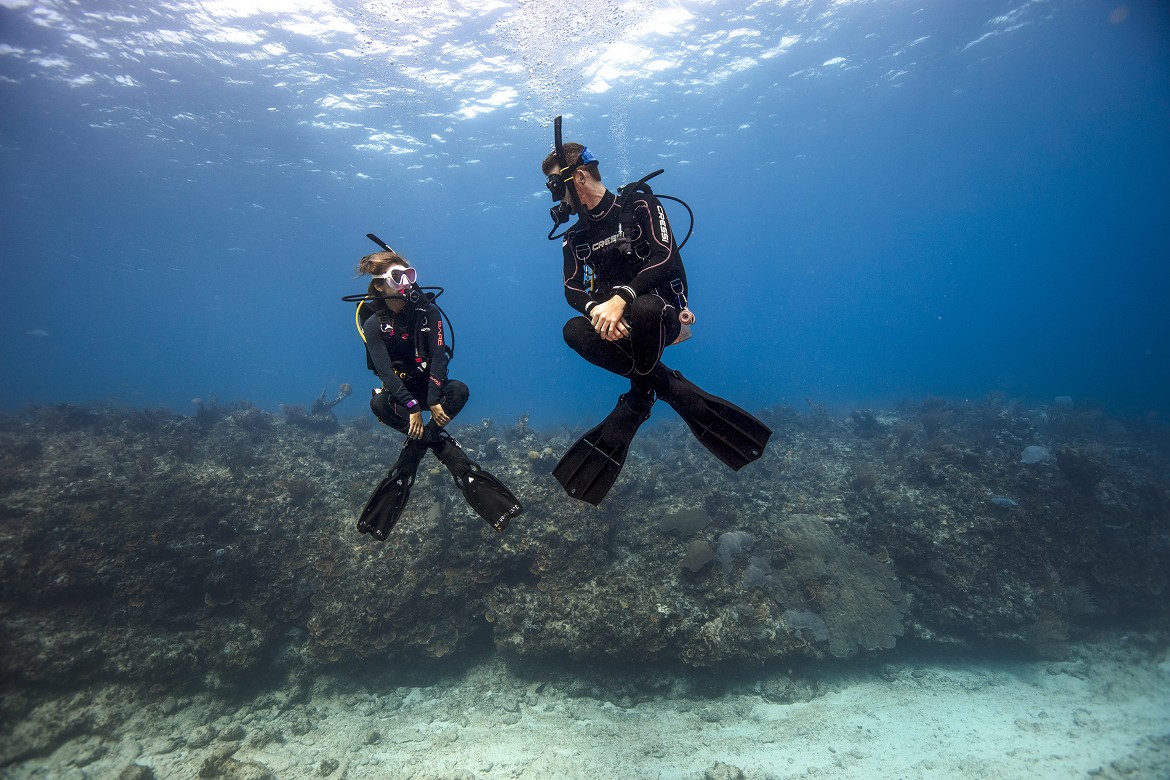 Due subacquei in assetto sopra il fondale, fotografia promozionale PADI